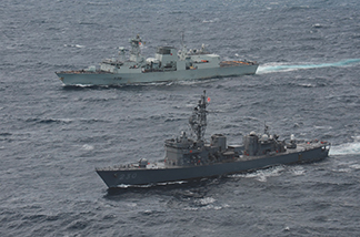 加海軍フリゲートと日加共同訓練「KAEDEX」を実施する海自護衛艦