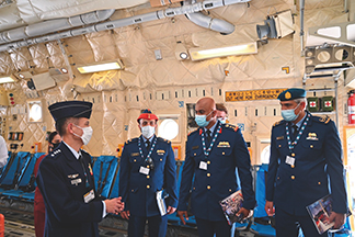ドバイ・エアショーに参加中の空自C-2輸送機において、機体の説明を行う井筒空幕長