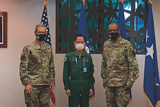 太平洋地域空軍参謀長等シンポジウム(PACS21)に参加する井筒空幕長(写真中央)(写真右:米空軍参謀総長 写真左:米太平洋空軍司令官)