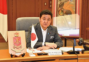 議長を務める岸防衛大臣