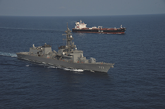 アデン湾における海賊対処行動に従事する護衛艦「おおなみ」（2020年9月）