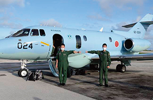 U-125A捜索機がアンダーセン空軍基地に着陸後の出迎え(筆者:右側)