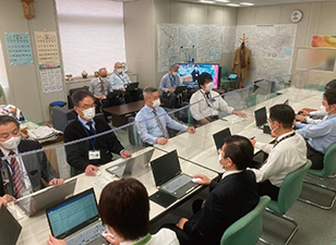 日々ミーティングにおける筆者（奥右から2人目）