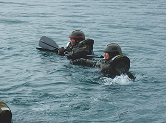 水陸両用基本課程訓練中の女性自衛官
