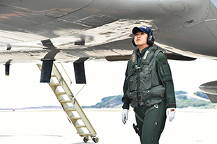 P－3C哨戒機の飛行前点検を実施する筆者