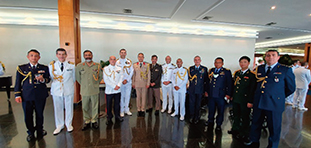 海軍行事で各国武官と(筆者:左端)