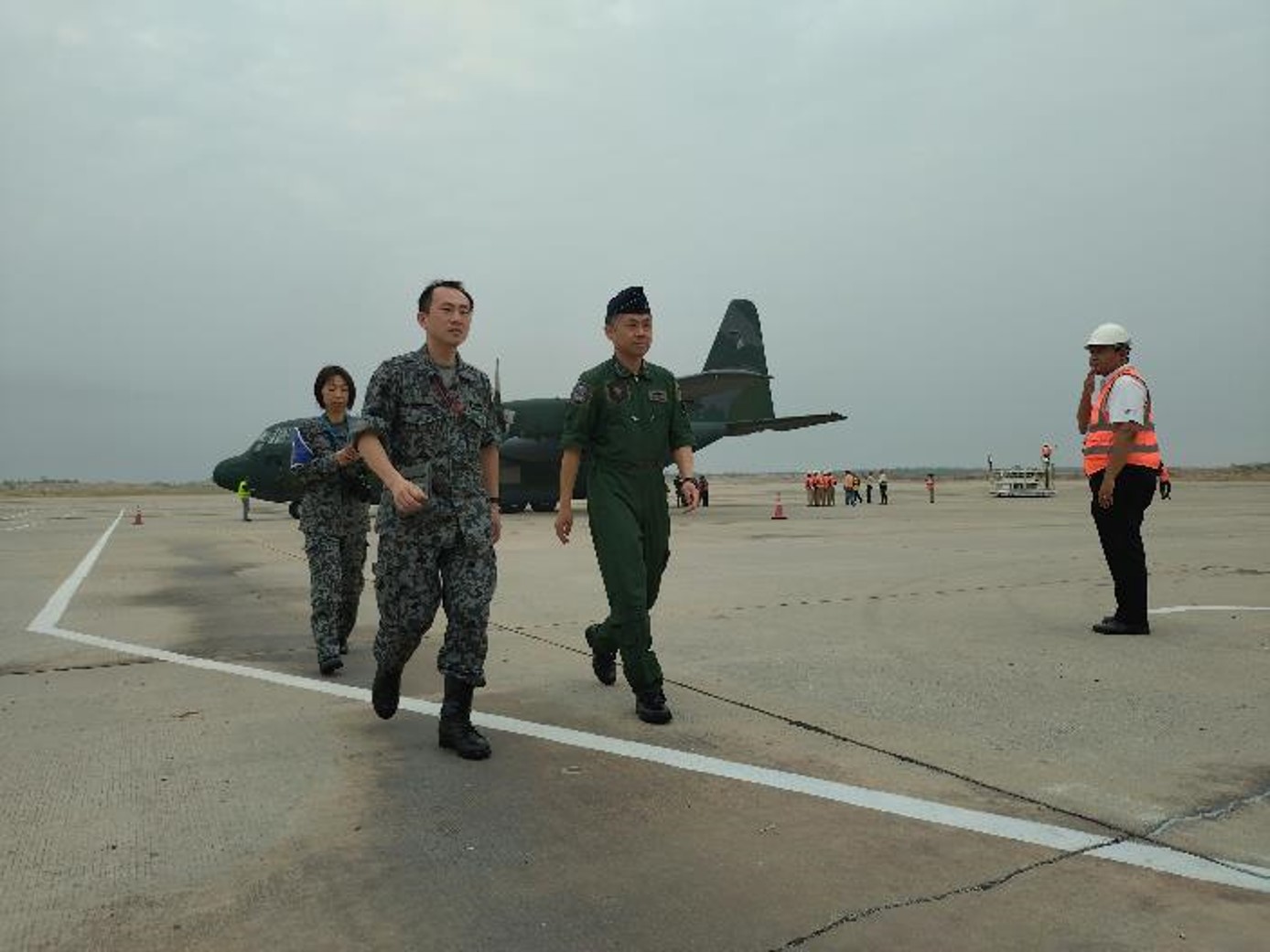 空自C-130輸送機の到着
