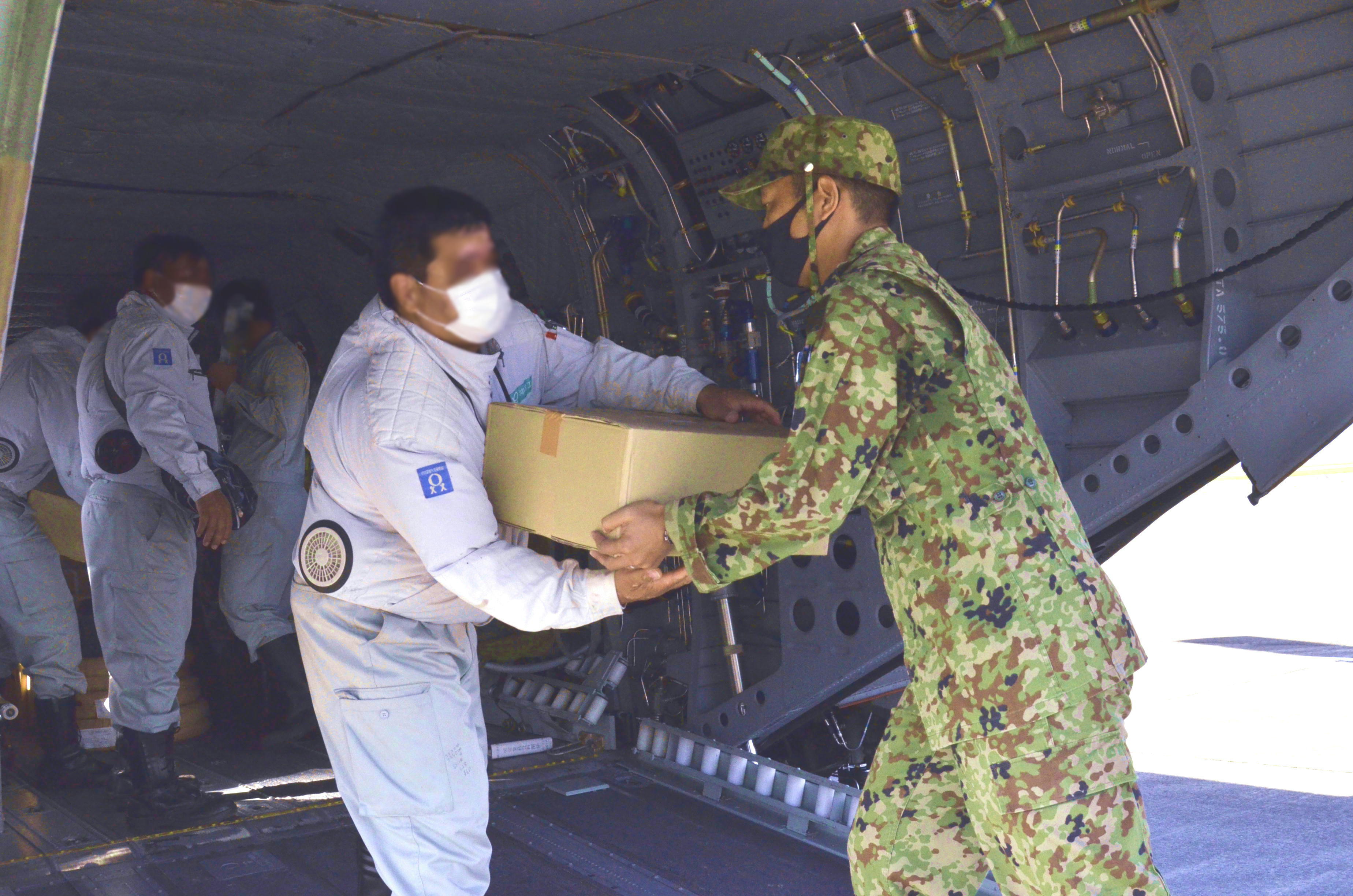 陸上自衛隊第１５ヘリコプター隊員及び沖縄電力職員によるヘリへの資材積載（沖縄）