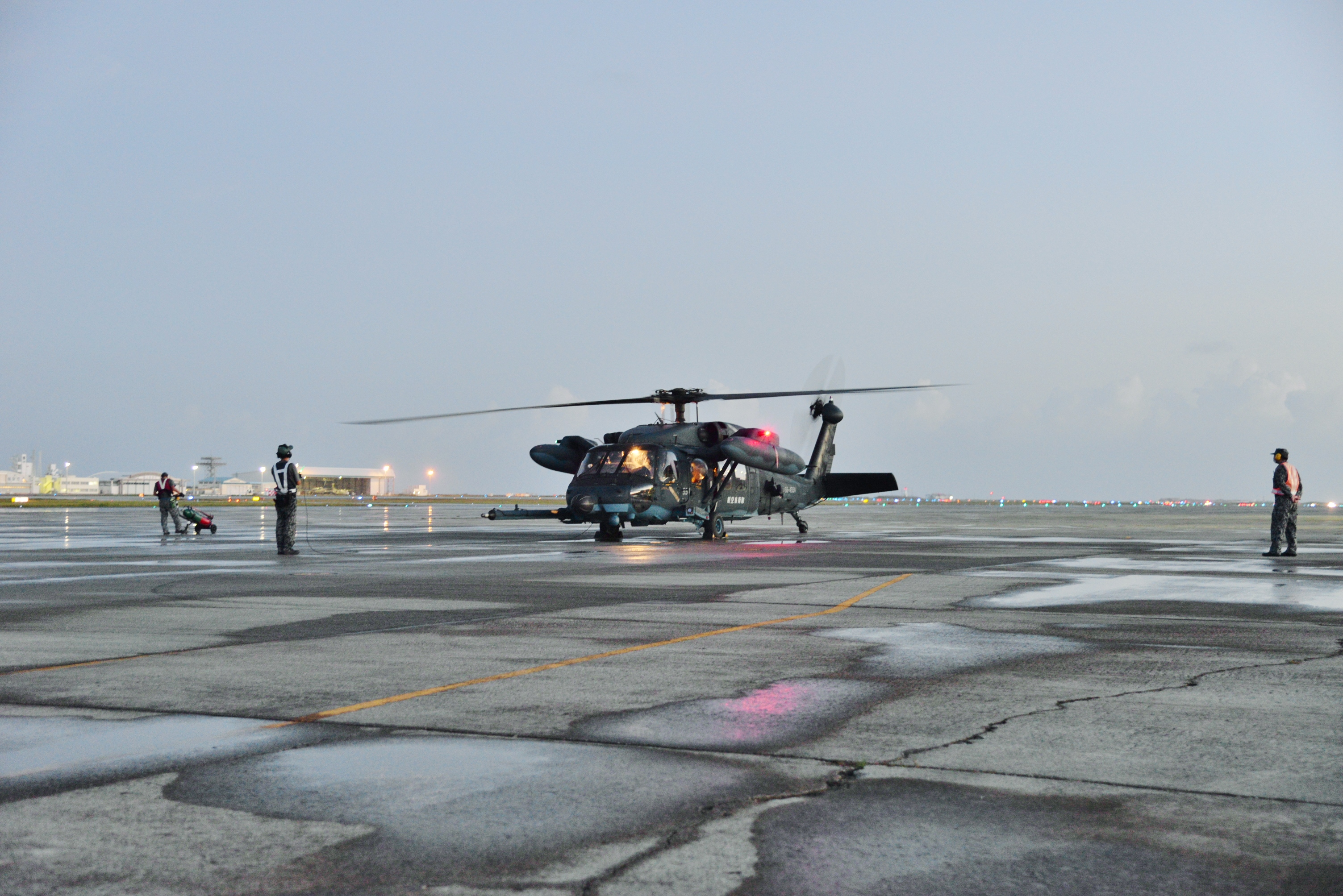 航空自衛隊那覇救難隊UH－６０による被害情報収集飛行前の離陸準備（那覇）