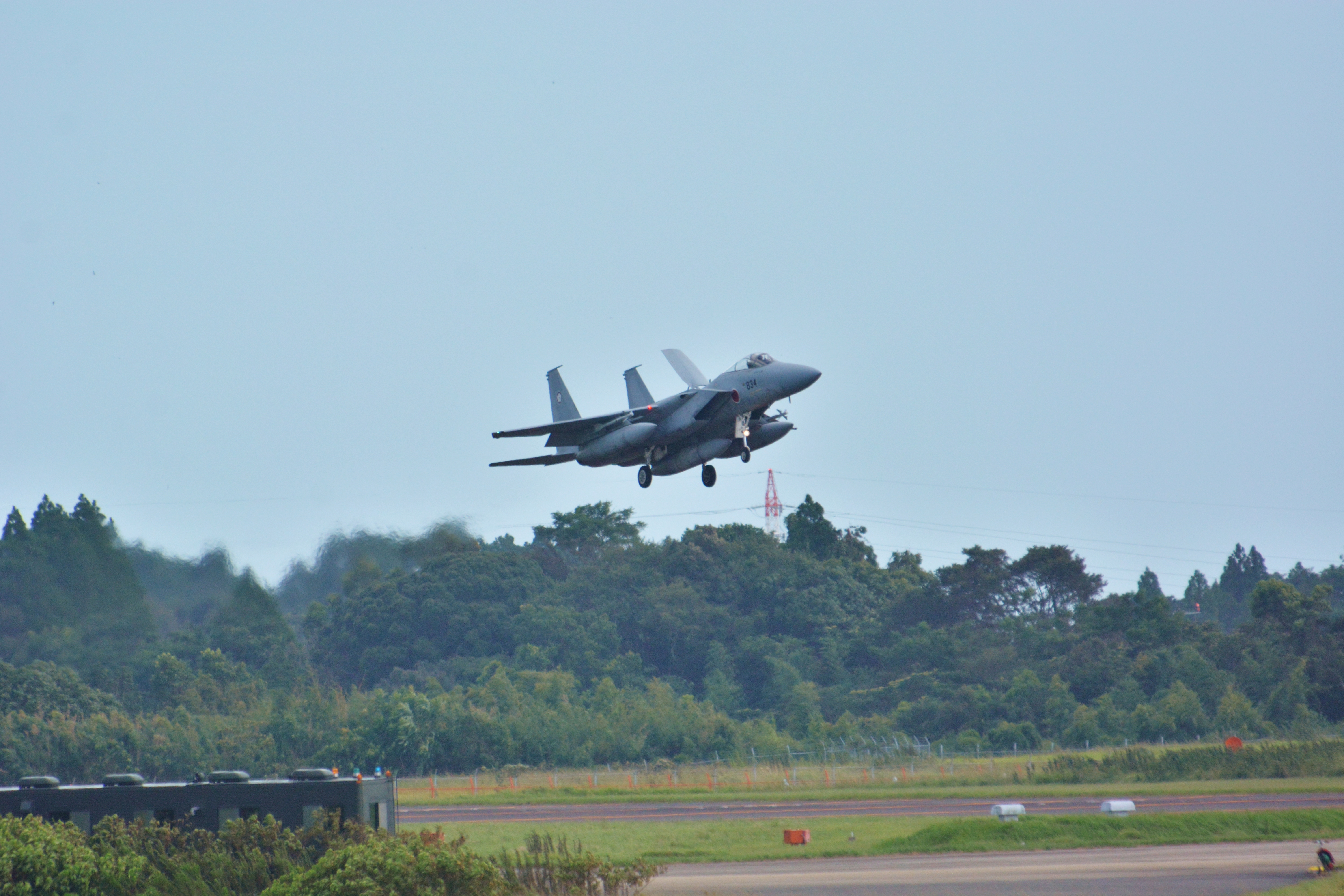 航空自衛隊第３０５飛行隊F－１５による被害情報収集飛行後の着陸中（新田原）