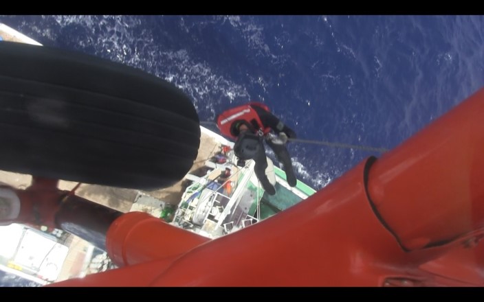 急患をピックアップするために、ＵＨ－６０Ｊから漁船に降下する海自機上救護員