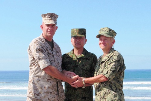 第３艦隊司令官 タイソン中将（右）、第１海兵機動展開部隊司令官 バーガー中将（左）と握手する山崎統幕副長
