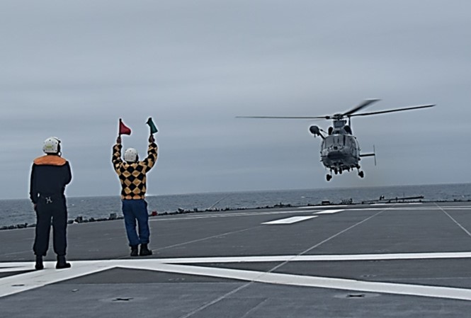 「くにさき」に着艦する仏海軍ヘリコプター