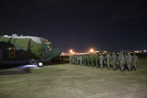 Ｃ－１３０Ｈ輸送機に乗り込む様子