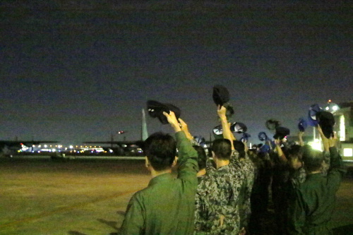 離陸した国際緊急援助空輸隊を見送る隊員