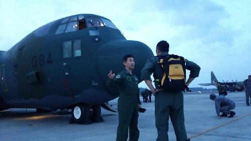 飛行後の打ち合わせをするインドネシア国際緊急援助空輸隊司令（左：太田１空佐）
