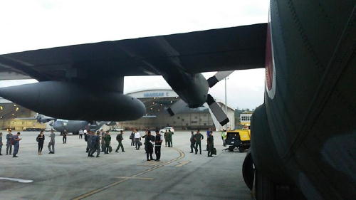 到着したＣ－１３０Ｈ輸送機と周囲の様子