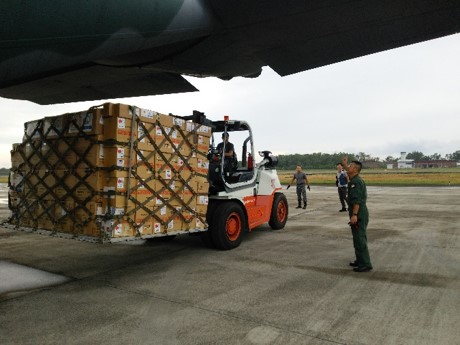 救援物資をＣ－１３０Ｈ輸送機に搭載するインドネシア国際緊急援助空輸隊員