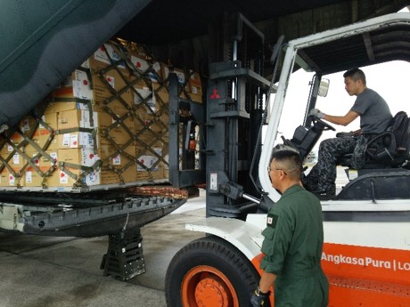 >救援物資をＣ－１３０Ｈ輸送機に搭載するインドネシア国際緊急援助空輸隊員