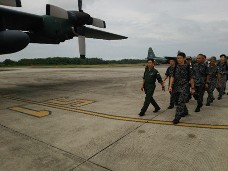 物資輸送任務のため航空機に搭乗するインドネシア国際緊急援助空輸隊員