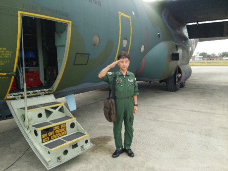 物資輸送任務のため、スラウェシ島パルに向かうインドネシア国際緊急援助空輸隊司令(太田１空佐)