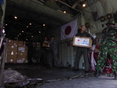 パルにおいてＣ－１３０Ｈ輸送機から救援物資を協力して荷卸しするインドネシア国際緊急援助空輸隊及びインドネシア軍