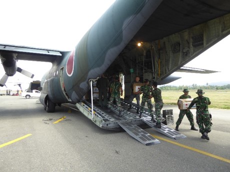 >パルにおいてＣ－１３０Ｈ輸送機から救援物資を協力して荷卸しするインドネシア国際緊急援助空輸隊及びインドネシア軍