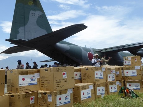 空港にて輸送機から降ろされたＪＩＣＡ救援物資