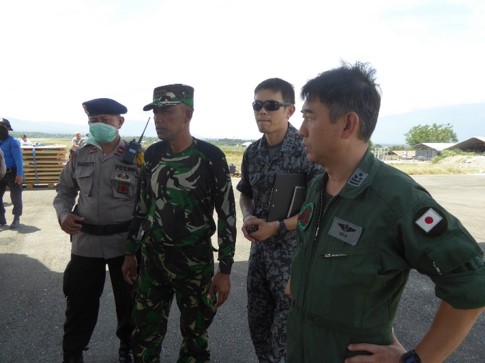 作業を監督するインドネシア国際緊急援助空輸隊司令ら