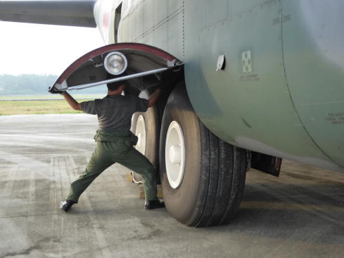 Ｃ－１３０Ｈ輸送機の飛行前点検を行うインドネシア国際緊急援助空輸隊員