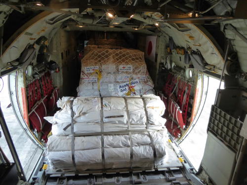 Ｃ－１３０Ｈ輸送機の機内に搭載した救援物資