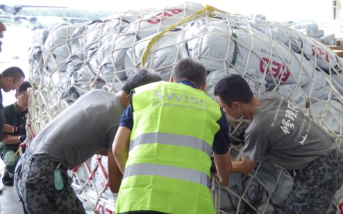 >スイスの人道支援チームと連携した貨物梱包作業の様子