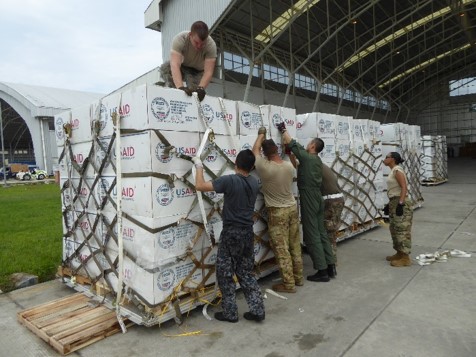 >米軍部隊と連携し、輸送物資を梱包している様子