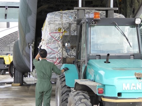 輸送物資をＣ－１３０Ｈ輸送機に搭載する様子