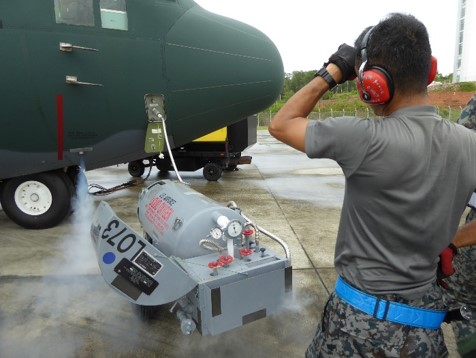 液体酸素をＣ－１３０Ｈ輸送機に補給する様子