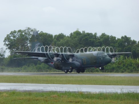 パルへ向け離陸するＣ－１３０Ｈ輸送機