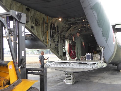 Ｃ－１３０Ｈ輸送機への貨物搭載①