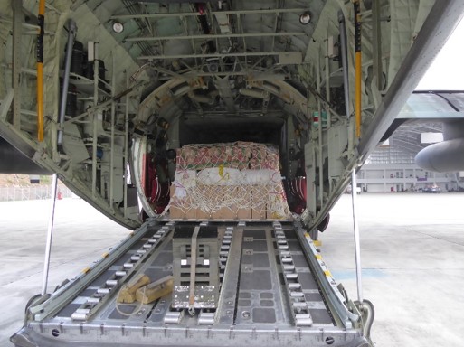 Ｃ－１３０Ｈ輸送機への救援物資の積載状況