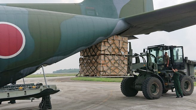 Ｃ－１３０Ｈ輸送機への救援物資の積載状況①