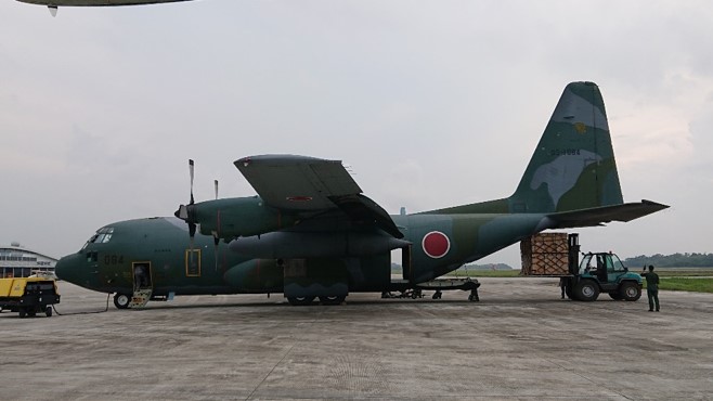 Ｃ－１３０Ｈ輸送機への救援物資の積載状況②