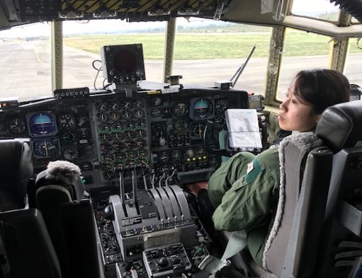 離陸準備中のＣ－１３０Ｈ輸送機機内