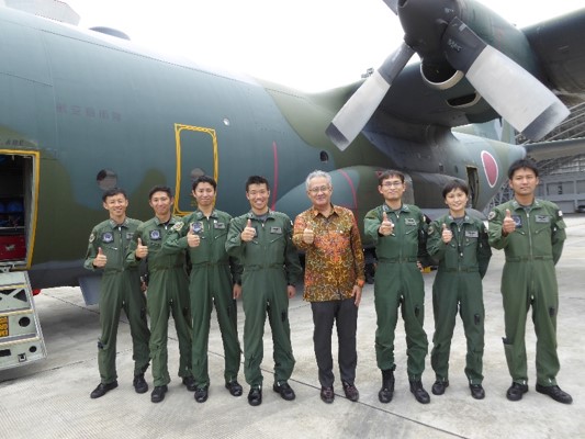 石井駐インドネシア日本国大使（写真右から４番目）の現地激励の様子