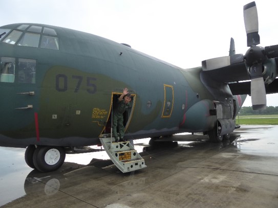 Ｃ－１３０Ｈ輸送機に搭乗する空輸隊司令　太田１佐
