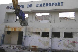 「空港税関施設」の解体の様子