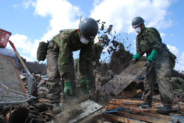 東日本大震災災害派遣 被災地での活動の様子 ３月３１日