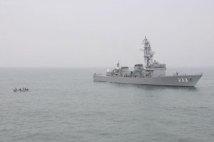 護衛艦「ちくま」の沿岸捜索