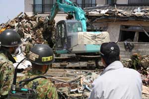 石巻門脇での瓦礫除去