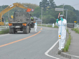 通行車両を統制する偵察隊員