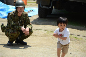 子供と触れ合う女性自衛官:宮城県石巻市大須小学校
