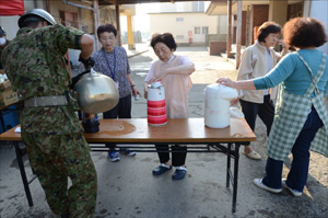 石巻市大街道小学校で給食支援活動をする第２偵察隊